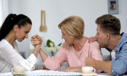 10 Signs Your Mother in Law Doesn’t Like You
